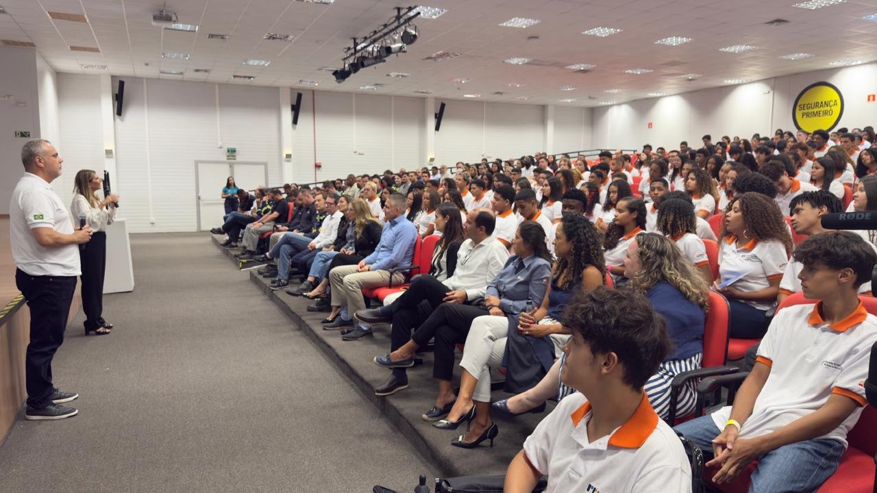 No auditório da Ternium, os 192 alunos da Escola Técnica Roberto Rocca interagem com a direção da siderurgia